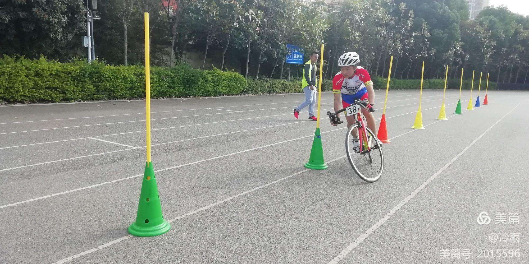 拉齐昆明建业在比赛中遇到困难